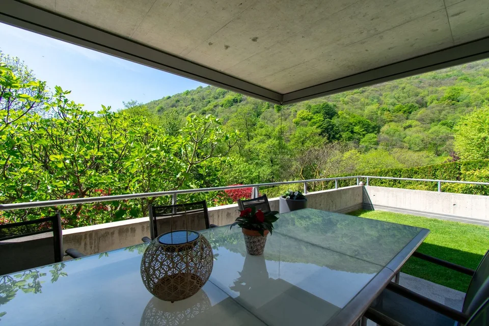 Villa mit Einzelwohnung, eingebettet in die Natur mit Pool und großem Garten – Foto 11 von 13