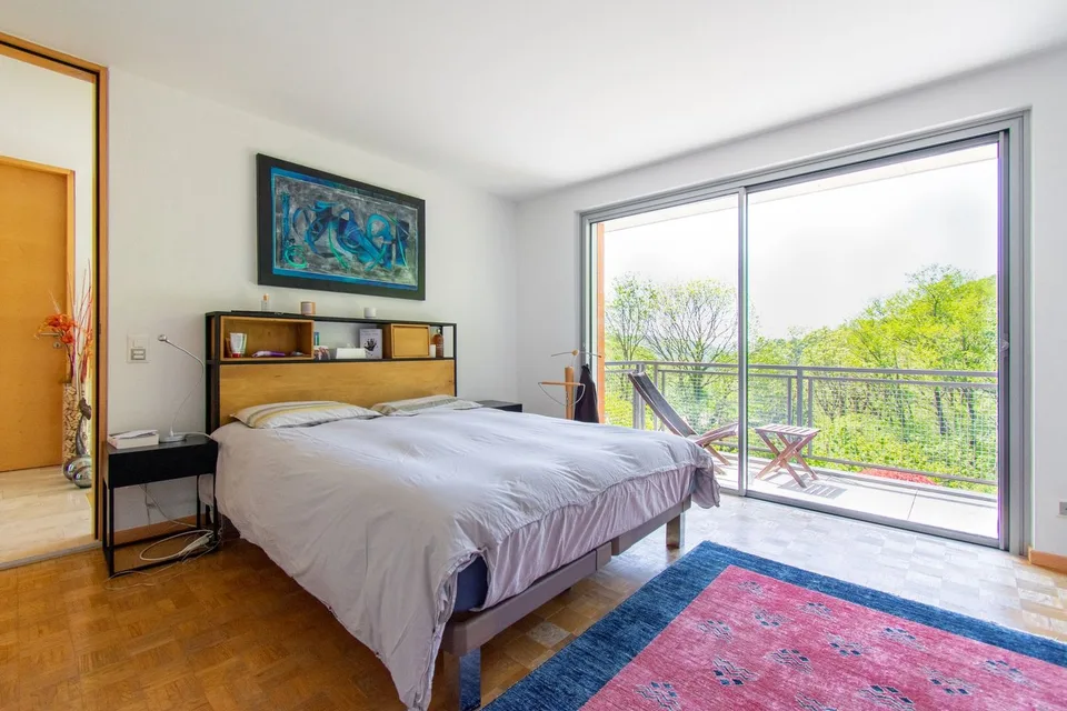 Villa mit Einzelwohnung, eingebettet in die Natur mit Pool und großem Garten – Foto 6 von 13