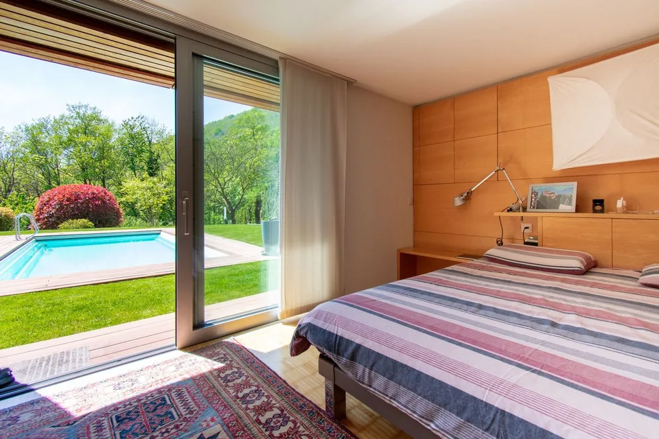 Villa mit Einzelwohnung, eingebettet in die Natur mit Pool und großem Garten – Foto 9 von 13
