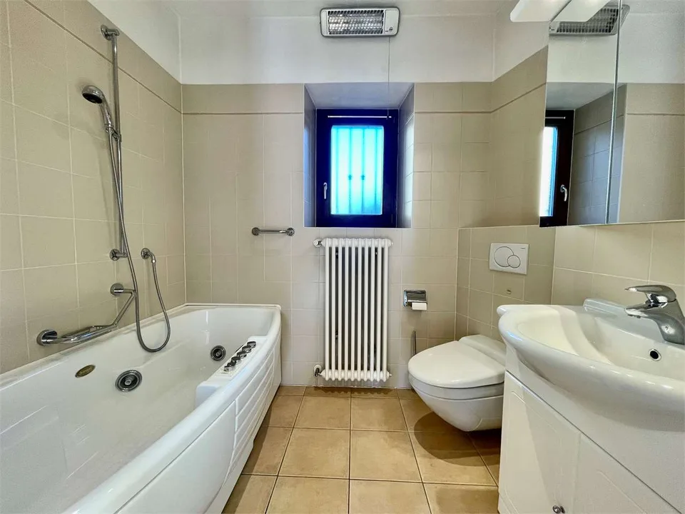 Revenue house in the center of Vacallo - An excellent investment