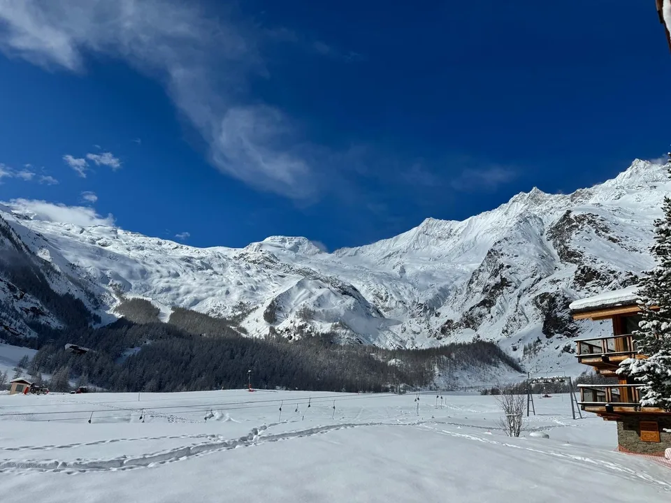 Véritable appartement rénové Ski-in/Ski-out avec vue sur les montagnes ininterrompue