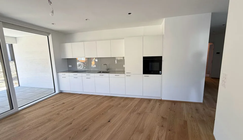 Moderne 2.5-Zimmer-Neubauwohnung (73 m2) im Erdgeschoss mit Loggia und eigenen Garten