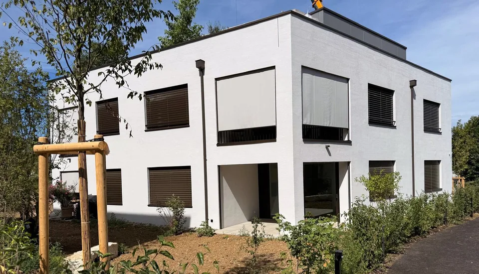 Moderne 2.5-Zimmer-Neubauwohnung (73 m2) im Erdgeschoss mit Loggia und eigenen Garten