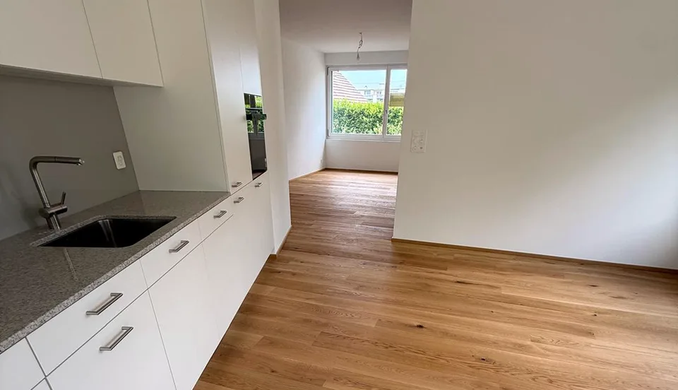 Moderne 2.5-Zimmer-Neubauwohnung (73 m2) im Erdgeschoss mit Loggia und eigenen Garten