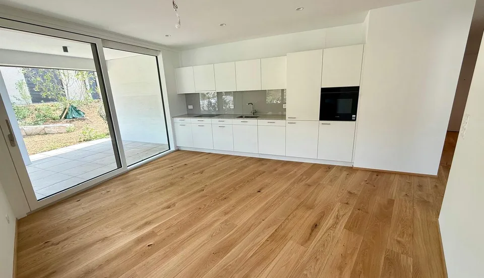 Moderne 2.5-Zimmer-Neubauwohnung (73 m2) im Erdgeschoss mit Loggia und eigenen Garten
