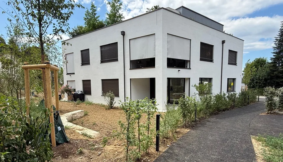 Moderne 2.5-Zimmer-Neubauwohnung (73 m2) im Erdgeschoss mit Loggia und eigenen Garten