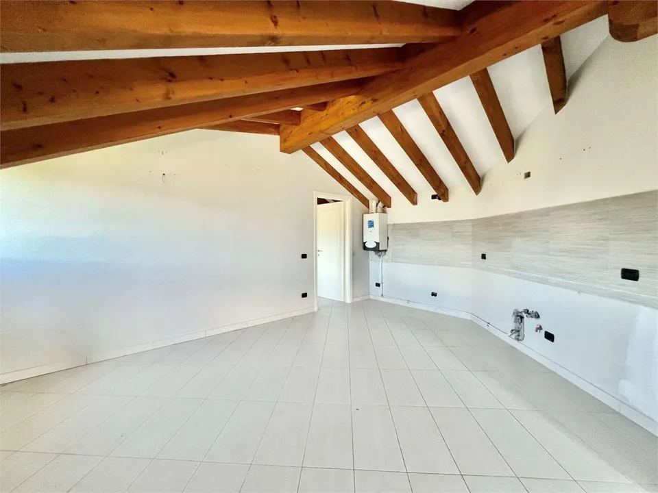 Appartamento mansardato completamente ristrutturato con ampia terrazza – foto 8 di 13