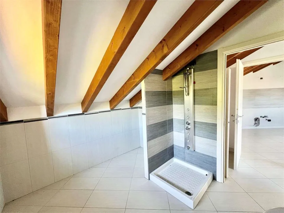 Appartamento mansardato completamente ristrutturato con ampia terrazza – foto 13 di 13