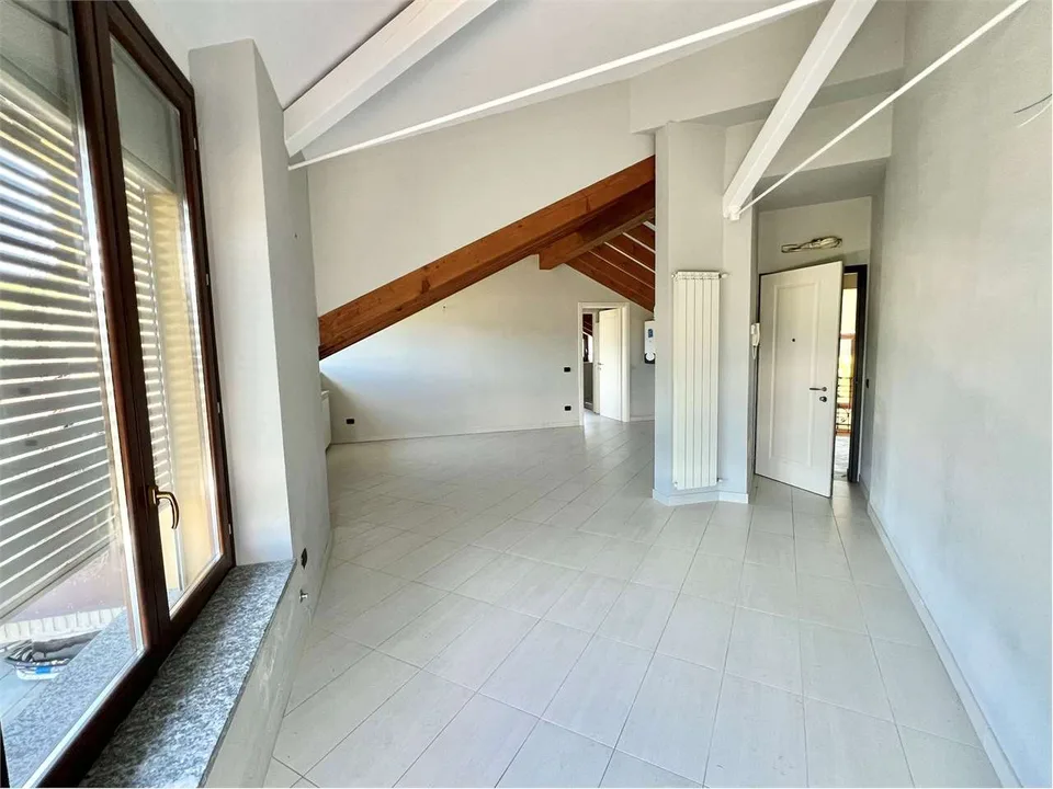 Appartamento mansardato completamente ristrutturato con ampia terrazza – foto 7 di 13