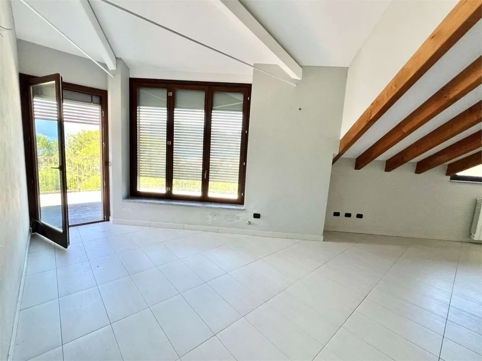 Appartamento mansardato completamente ristrutturato con ampia terrazza – foto 9 di 13