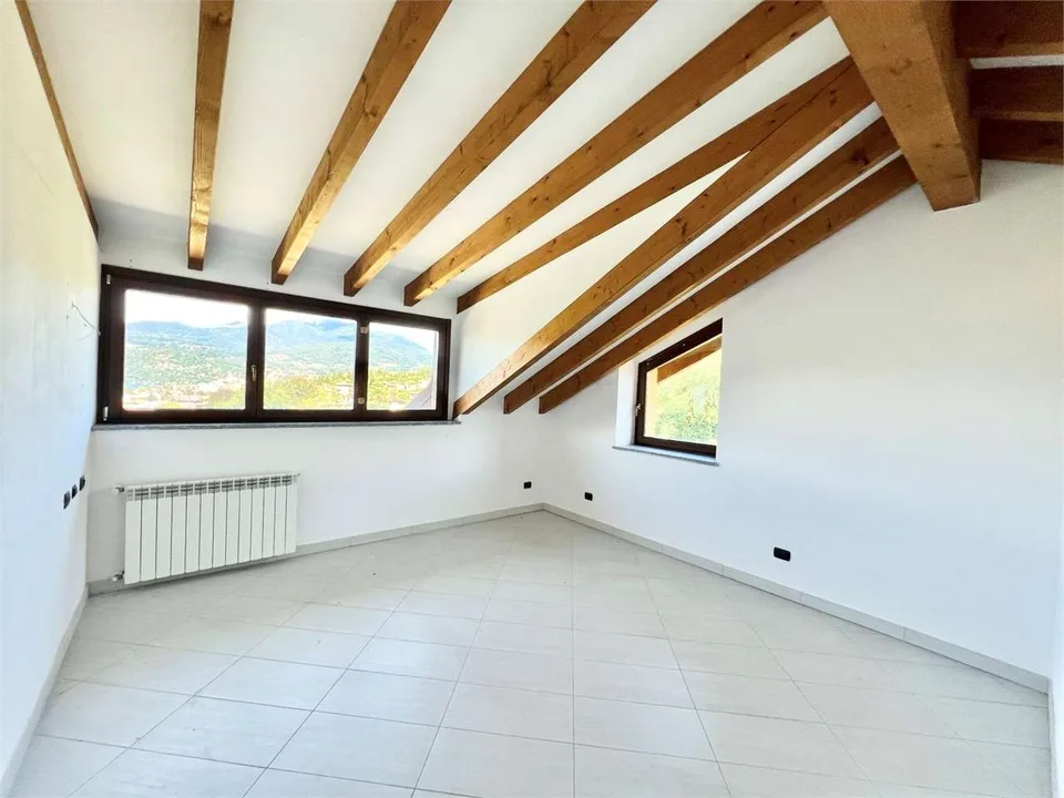 Appartamento mansardato completamente ristrutturato con ampia terrazza – foto 10 di 13