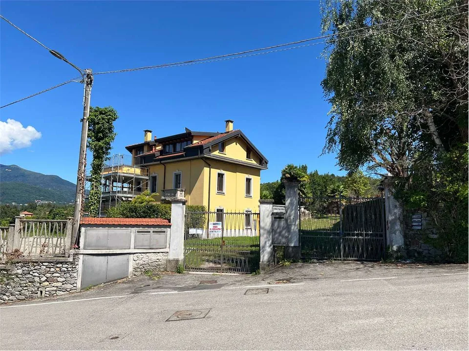 Appartement im Dachgeschoss, komplett renoviert, mit großer Terrasse