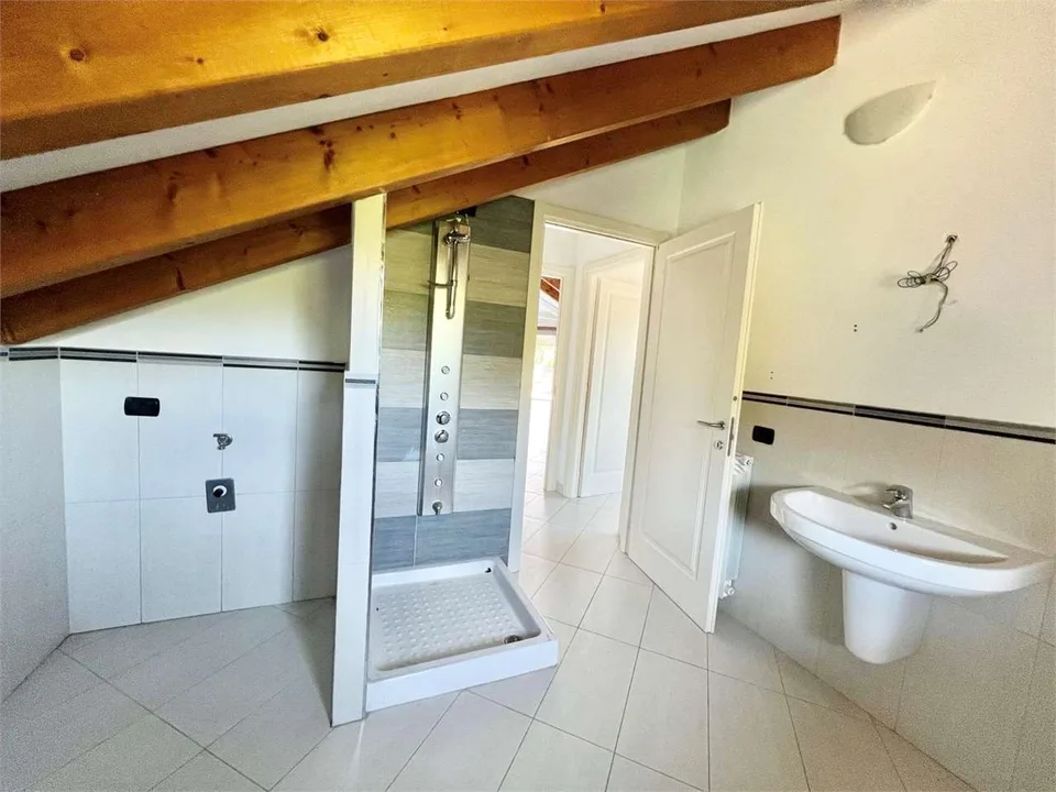 Appartamento mansardato completamente ristrutturato con ampia terrazza – foto 11 di 13