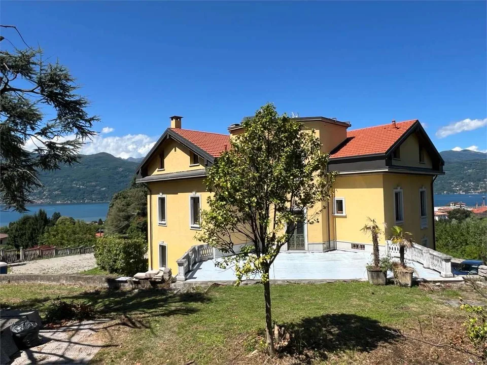 Appartement im Dachgeschoss, komplett renoviert, mit großer Terrasse