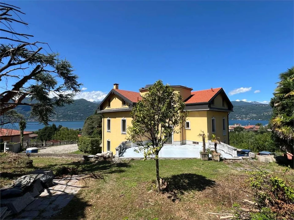 Appartement im Dachgeschoss, komplett renoviert, mit großer Terrasse