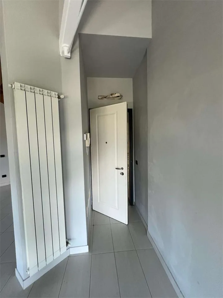 Appartamento mansardato completamente ristrutturato con ampia terrazza – foto 12 di 13