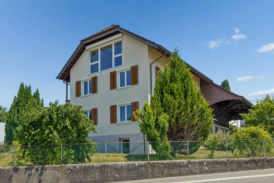 Grosses Bauernhaus mit Scheune / Bauland für Neubauprojekt
