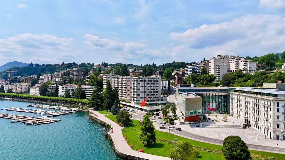 Prestigioso Spazio Commerciale in Prima Linea a Lago nel Central Park
