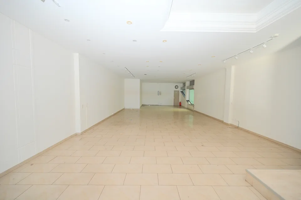 Prestigioso Spazio Commerciale in Prima Linea a Lago nel Central Park – Foto 7 von 11
