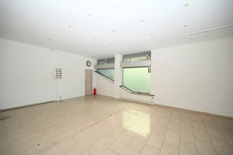 Prestigioso Spazio Commerciale in Prima Linea a Lago nel Central Park – Foto 9 von 11