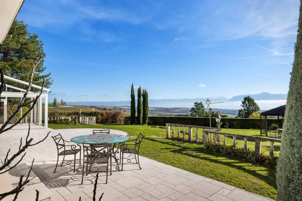 Villa elegante con panorama sul Lago di Ginevra e le Alpi