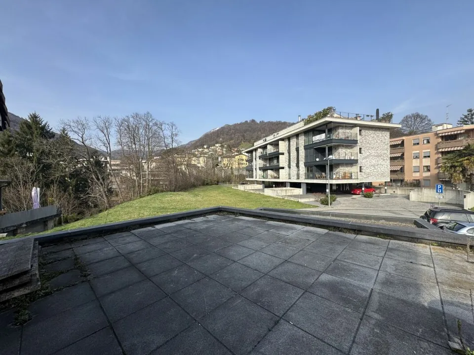 Entrepôt avec 2 garages à vendre
