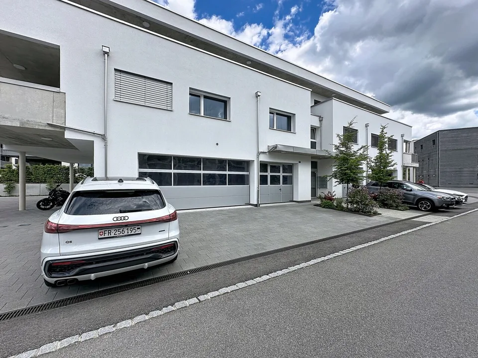 Local artisanal neuf avec atelier et bureau de plus de 90 m²