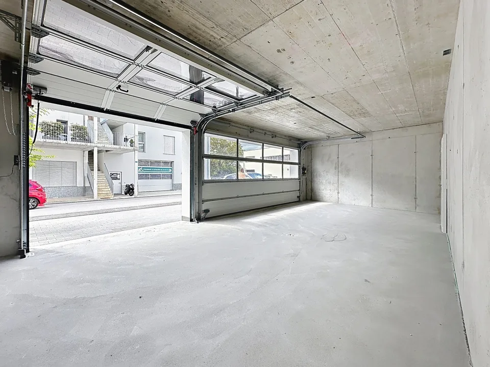 Local artisanal neuf avec atelier et bureau de plus de 90 m²