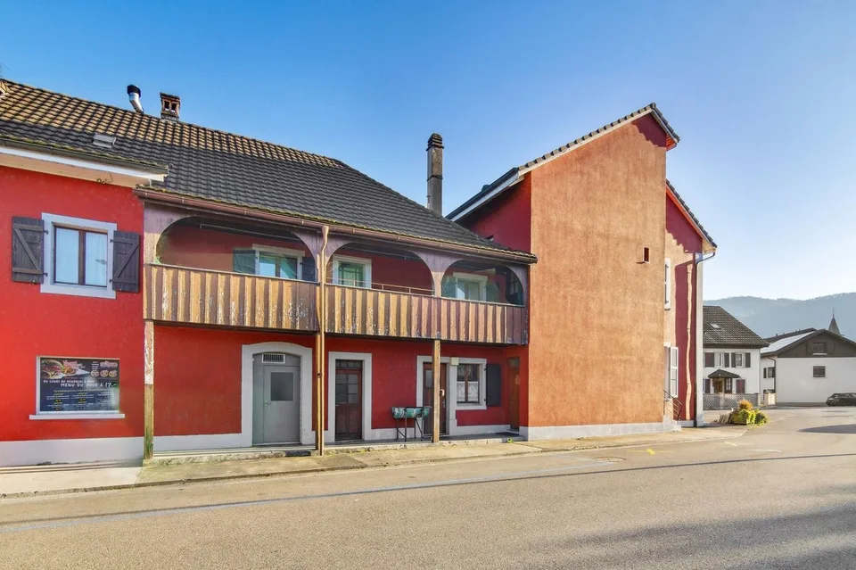 Prächtiges Gebäude mit 2 Wohnungen und einem Restaurant – Foto 7 von 8