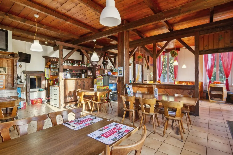 Magnificent building with 2 apartments and a restaurant