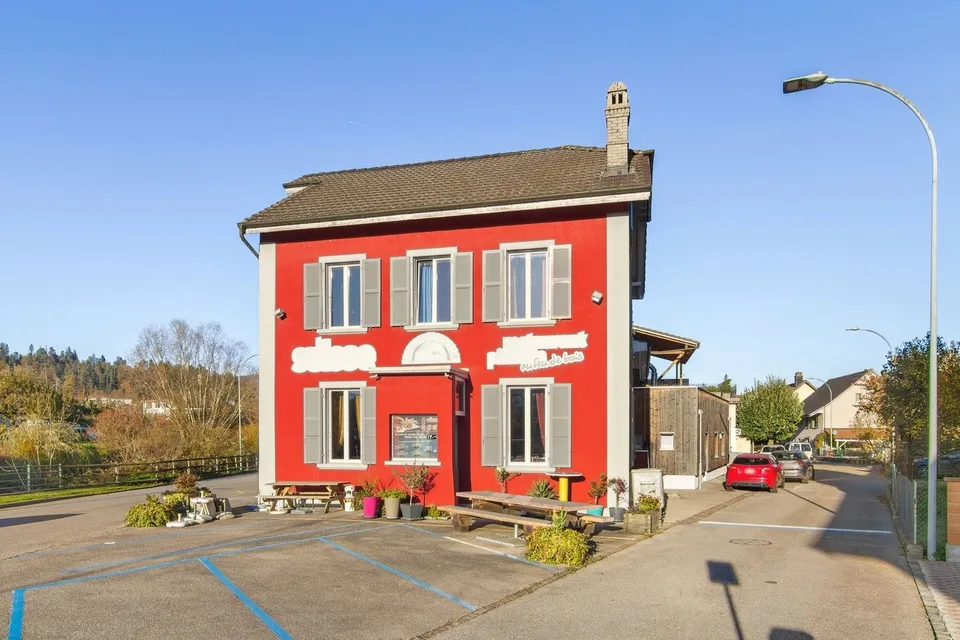 Magnifique immeuble de 2 appartements et un restaurant