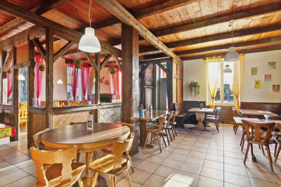 Magnificent building with 2 apartments and a restaurant