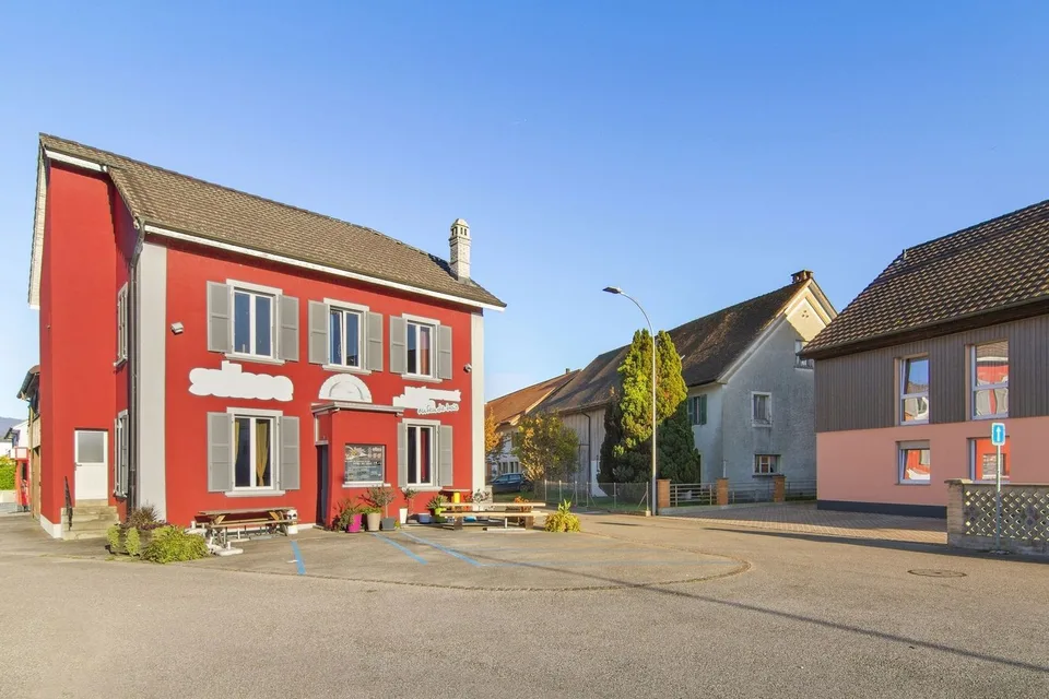 Prächtiges Gebäude mit 2 Wohnungen und einem Restaurant – Foto 8 von 8