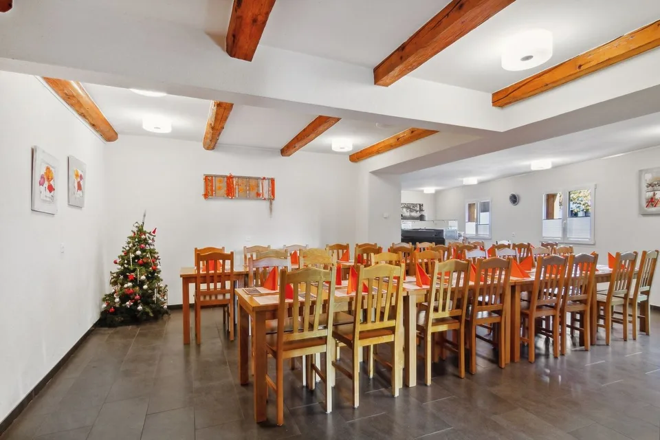 Prächtiges Gebäude mit 2 Wohnungen und einem Restaurant – Foto 6 von 8