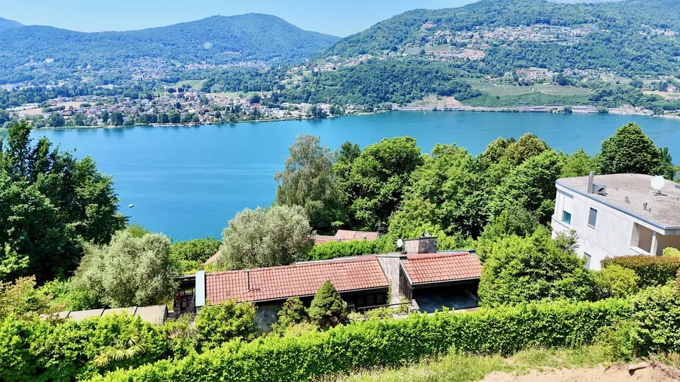 Terreno Edificabile a Montagnola con Splendida Vista sul Lago