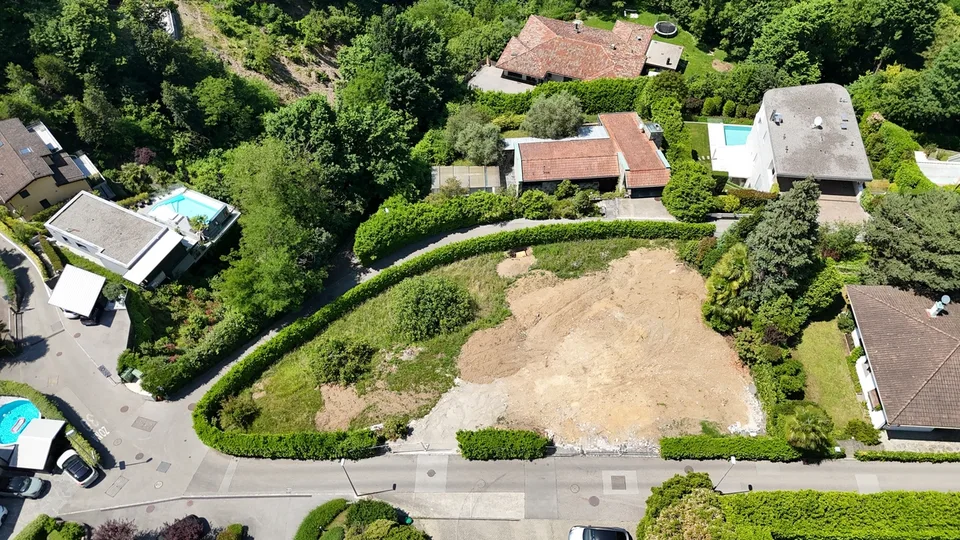 Terreno Edificabile a Montagnola con Splendida Vista sul Lago