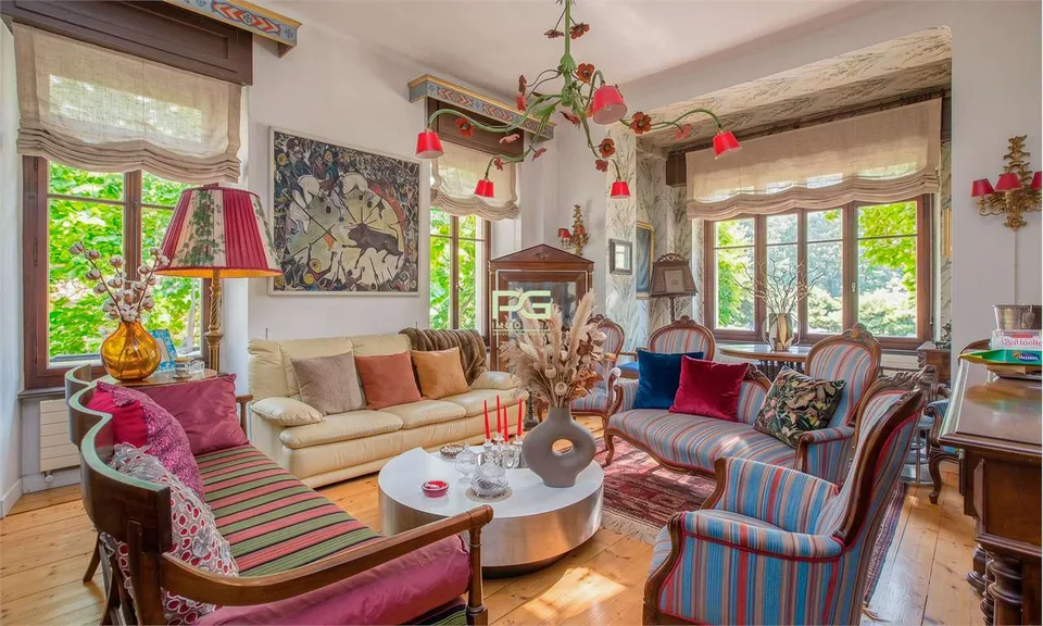 Villa with 2 apartments, pool and outbuilding