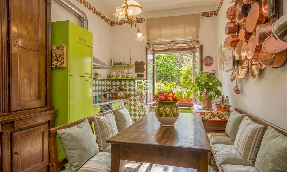 Villa with 2 apartments, pool and outbuilding