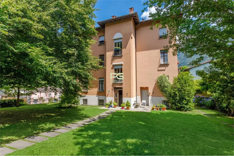 Villa with 2 apartments, pool and outbuilding