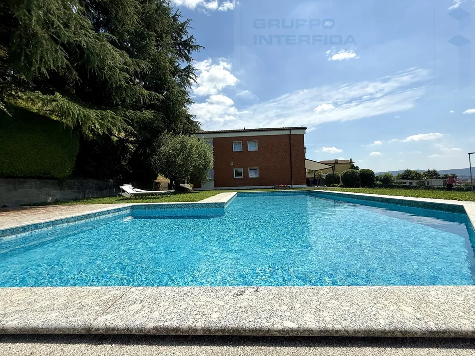 GRANDE VILLA CON PISCINA