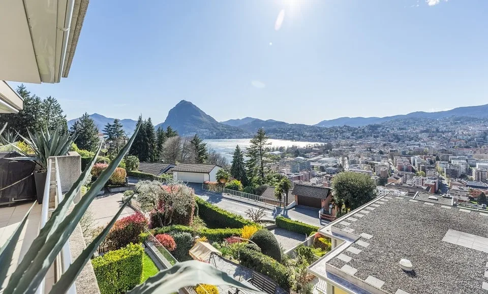 Lussuoso attico in posizione ricercata con vista sulla città e sul lago