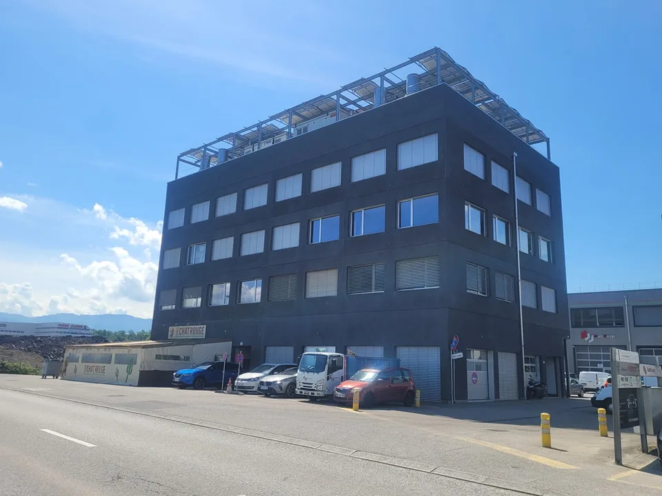 SATIGNY - Bureau de 98 m2 PPE au 1er étage d'un immeuble commercial