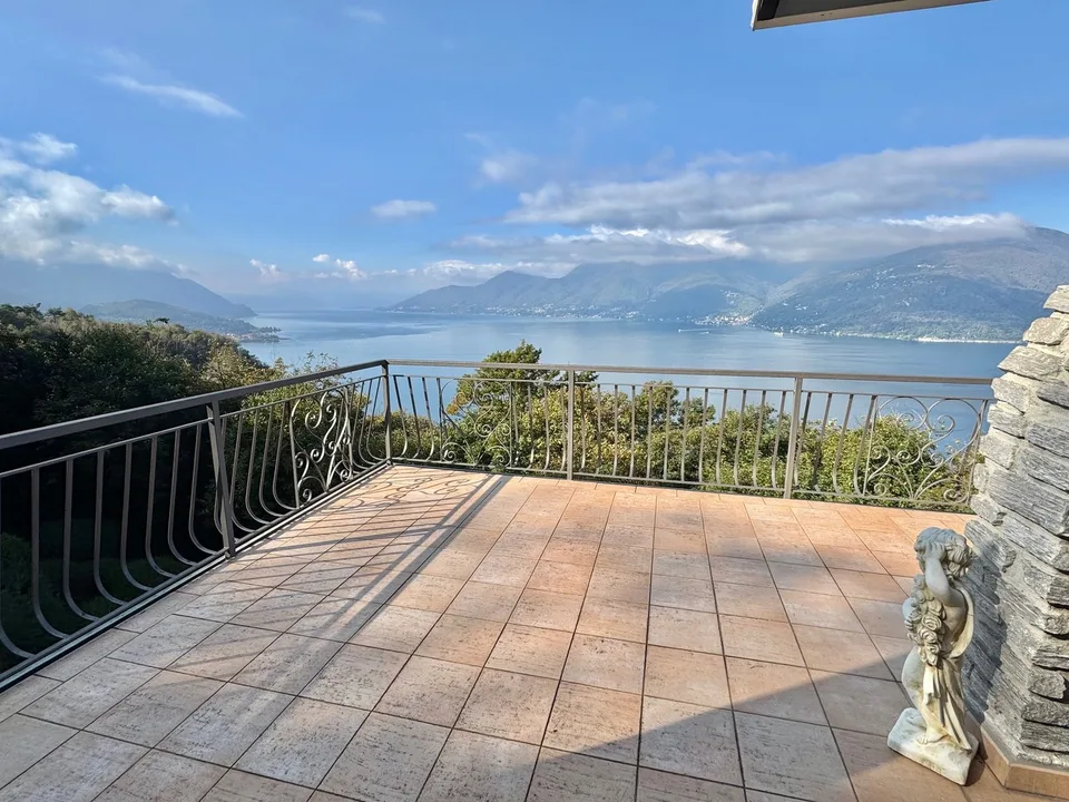 Villa très bien entretenue dans un endroit calme et très ensoleillé avec de grandes terrasses et une vue imprenable sur le lac – photo 14 sur 17