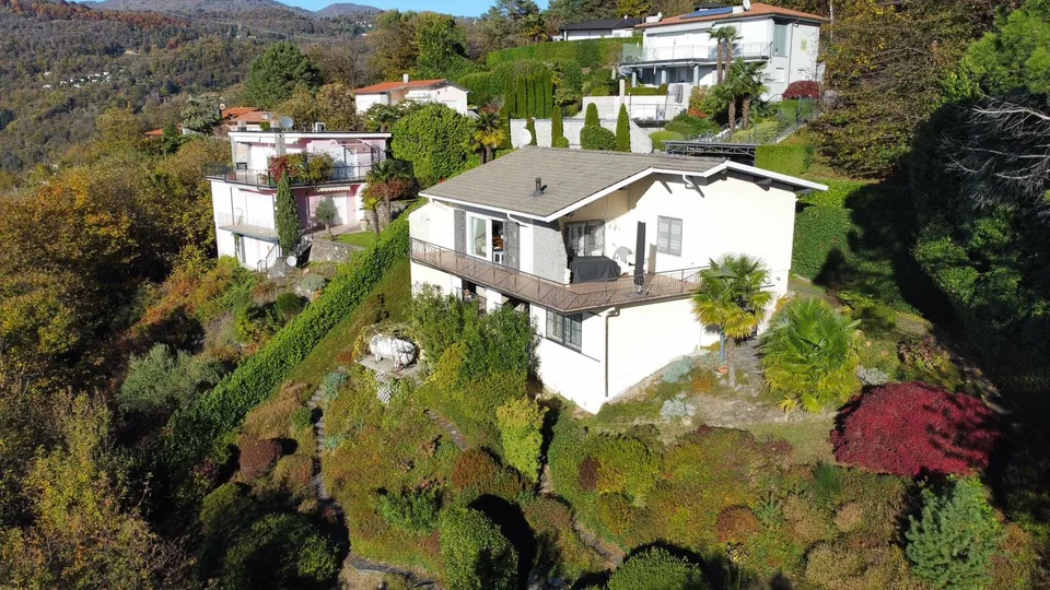 Sehr gepflegte Villa in ruhiger und sehr sonniger Lage mit großen Terrassen und Traumseeblick