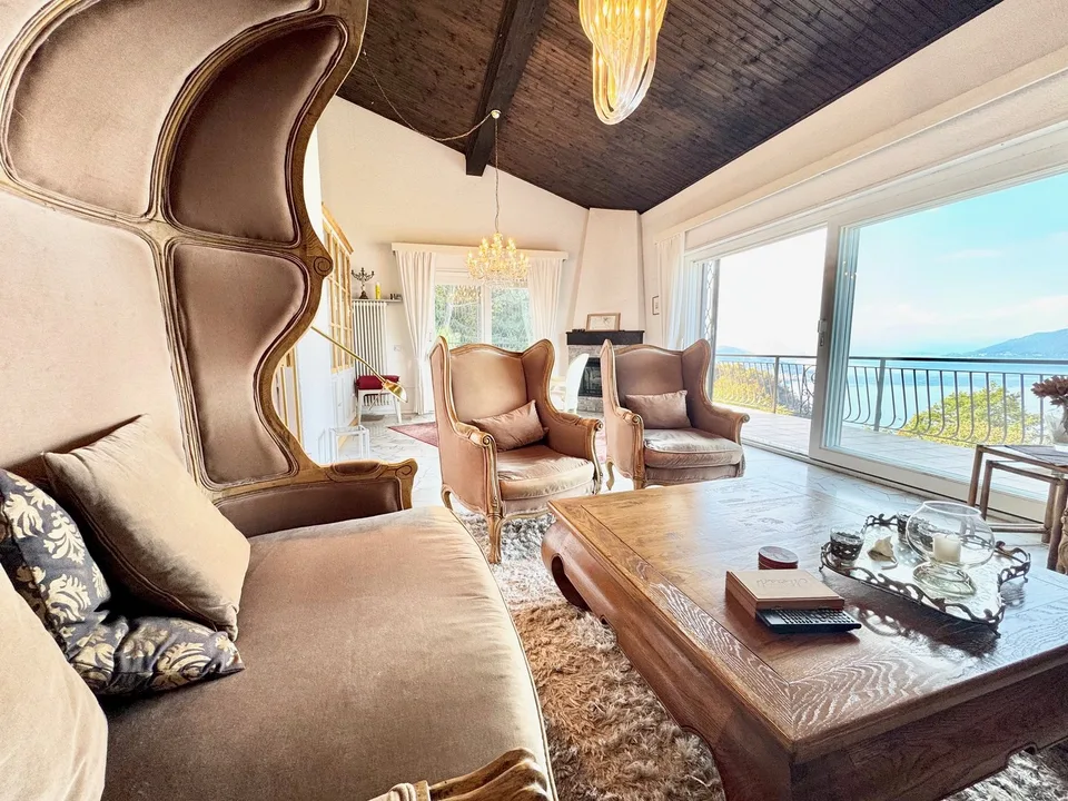 Sehr gepflegte Villa in ruhiger und sehr sonniger Lage mit großen Terrassen und Traumseeblick