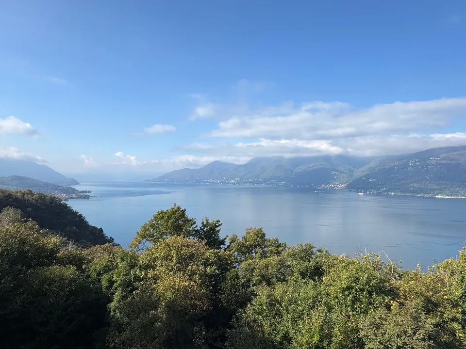 Villa très bien entretenue dans un endroit calme et très ensoleillé avec de grandes terrasses et une vue imprenable sur le lac – photo 17 sur 17
