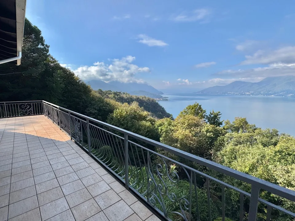 Villa très bien entretenue dans un endroit calme et très ensoleillé avec de grandes terrasses et une vue imprenable sur le lac – photo 15 sur 17