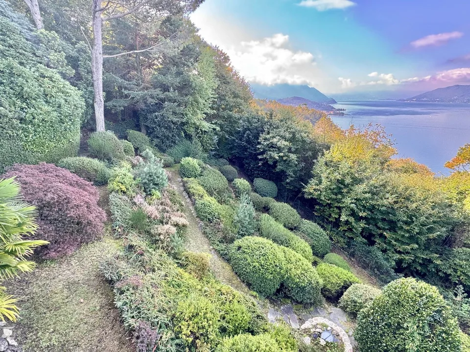 Villa très bien entretenue dans un endroit calme et très ensoleillé avec de grandes terrasses et une vue imprenable sur le lac – photo 16 sur 17