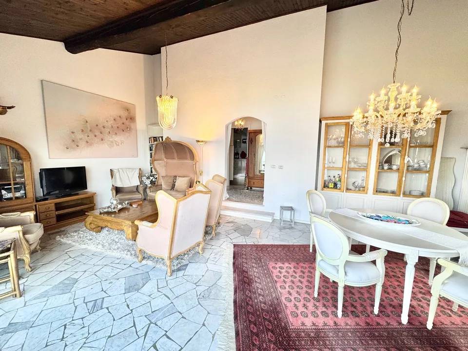 Sehr gepflegte Villa in ruhiger und sehr sonniger Lage mit großen Terrassen und Traumseeblick