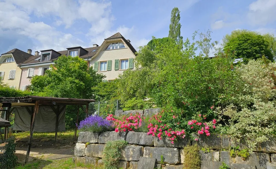 Charmantes Reihen-Eckhaus mit grossem Garten an Toplage